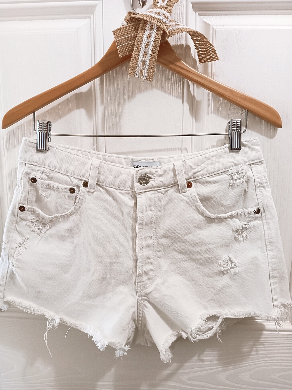 ZARA WHITE DISTRESSED DENIM 90s HIGH RISE CUTOFF FRAYED HEM JEAN SHORTS SIZE 6 - Picture 1 of 1